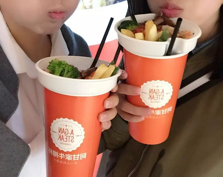 為什么你不看好的“牛排杯”項(xiàng)目，這家11平小店卻可以日營(yíng)過萬？