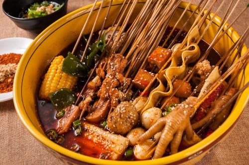 東北人搶走了四川人的麻辣燙，而麻辣燙養(yǎng)活了一個火鍋料行業(yè)！