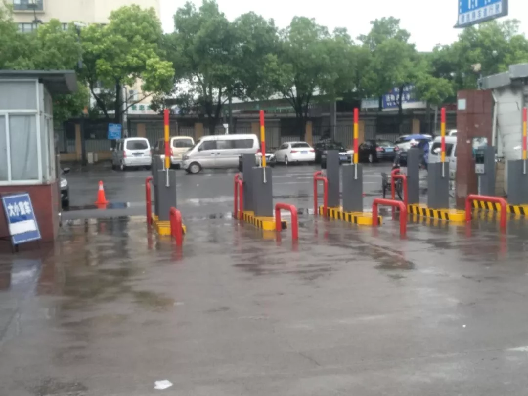 杭州凍品市場商戶群體抗議：三輪車進(jìn)市場，每次還要10元“買路錢”！