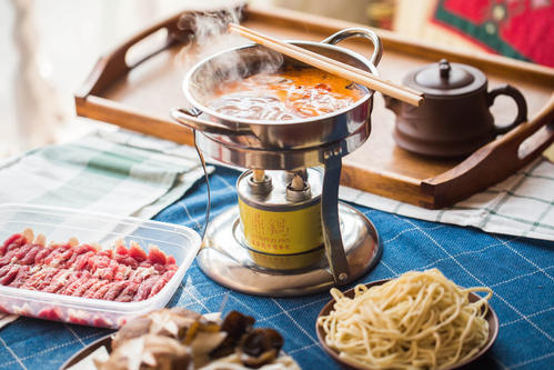  熊貓豆腐、臭豆腐漢堡、咸蛋黃蝦丸…火鍋季，這些新品吸睛又熱賣