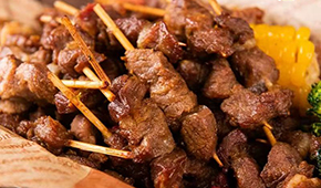 食尚是個(gè)輪回？迷你肉串走紅，東方甄選、大莊園、大希地、皓月等集體“擼小串”